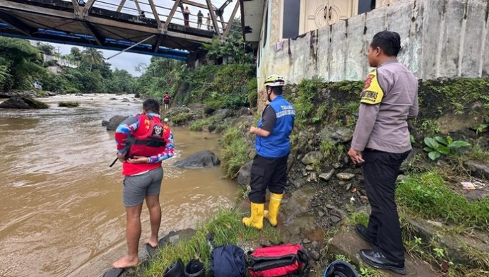 Pelaku Tawuran di Bogor Loncat ke Sungai Diduga Hindari Patroli Polisi, Tinggalkan Jaket dan Helm