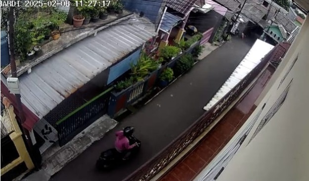 Pergoki Maling Motor di Siang Bolong, Emak-emak di Depok Mengejarnya Tanpa Takut