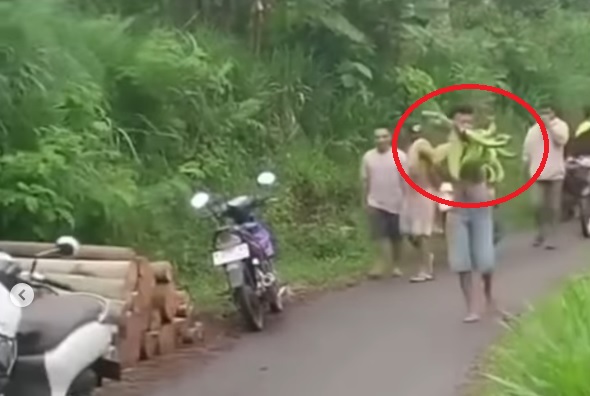 Pelajar SMA Telanjang Dada di Pati Jateng Diarak Warga, Kepergok Curi Pisang Demi Hidupi Adik dan Nenek