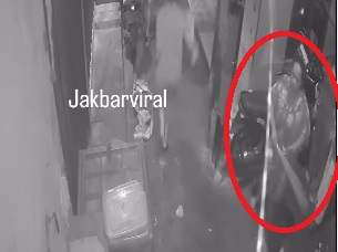 Emak-emak Berdaster Bermodal Sapu Lidi Bubarkan Perang Sarung Gerombolan Remaja di Tambora Jakbar