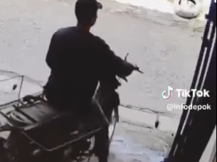 Celingak-celinguk Dikira Aman Ternyata Terekam CCTV, Pria di Depok Gasak Motor Pengantar Gas