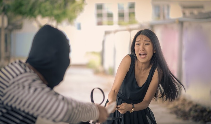 Wanita di Depok Jalan Santai Pegang iPhone 15 Pro Dipepet Pemotor Dijambret, Ponsel Rp22 Juta Pindah Tangan