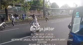 Kelompok Remaja Terlibat Tawuran di Jakbar, Saling Serang Pakai Sajam hingga Petasan, Pelat Nopol Diperiksa