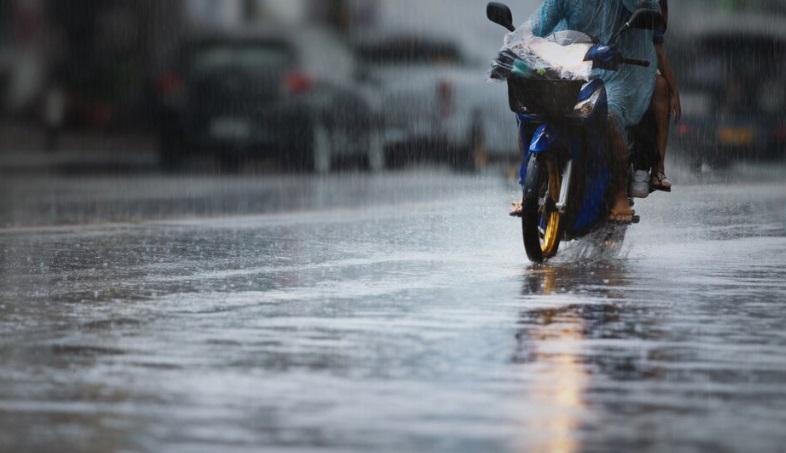 Apes! Driver Ojol di Jaktim Berteduh Pakai Jas Hujan, Motor Digasak Penumpangnya