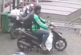 Kurir Ekspedisi Salat di Masjid Jaksel Jadi Korban Pencurian, Sekarung Paket Dicuri Pria Berjaket Ojol Terekam CCTV