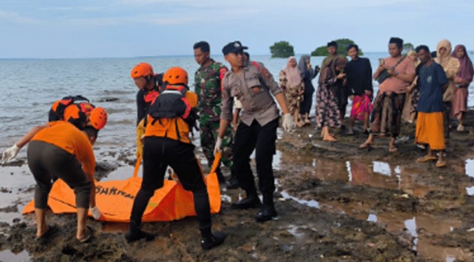 Mayat Tanpa Kepala dan Pakaian Ditemukan Terdampar di Bibir Pantai Poteran Sumenep