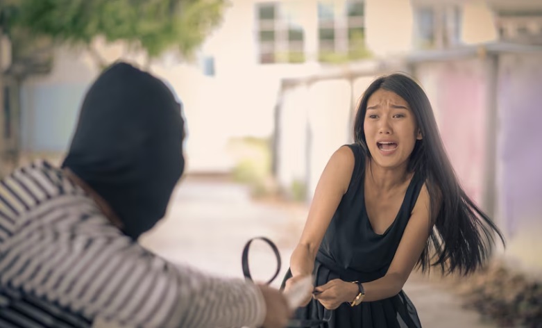 Waspada! Ponsel Wanita Dijambret Saat Edit Pekerjaan di Jalan Kepala Gading Jakut