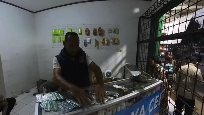 Polisi Bongkar Penjualan Obat Keras Berkedok Konter Pulsa di Bogor
