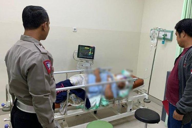 Asyik Main HP, Pria Gresik Dibacok Tetangga Hingga Bersimbah Darah